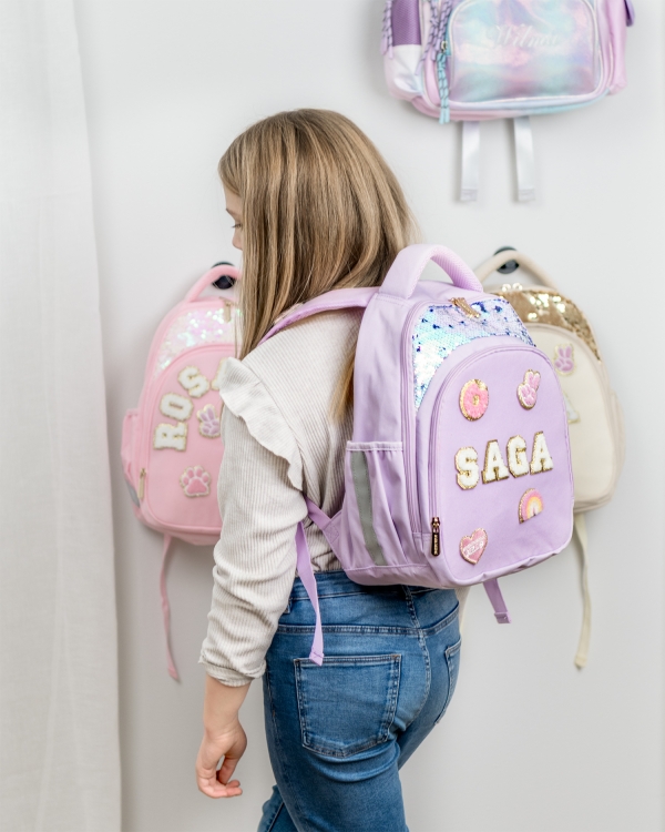 Lilla ryggsekk med paljetter og lapper