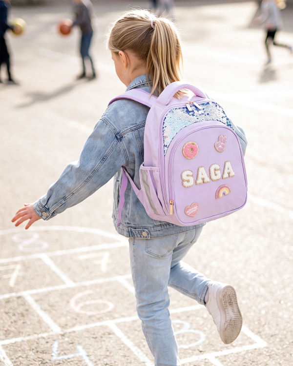 Lilla ryggsekk med paljetter og lapper
