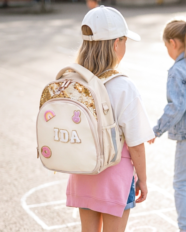 Beige ryggsekk med mange praktiske rom til skolen