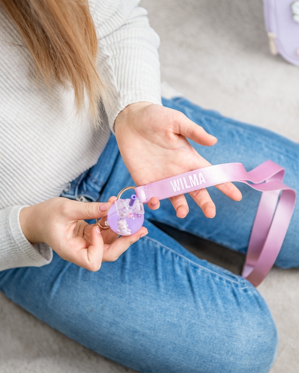 Lilla nøkkelrem som trykkes med barnets navn