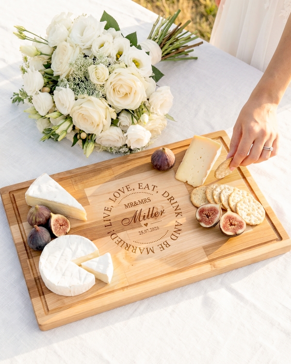 Stort skjærebrett i or med gravering. Perfekt bryllupsgave.