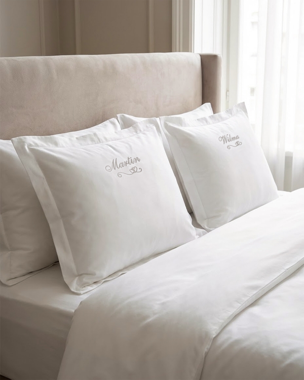 Hvite dynetrekk med personlig broderi