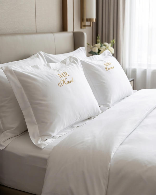 Hvitt dynetrekksett med brodert tekst til brudeparet