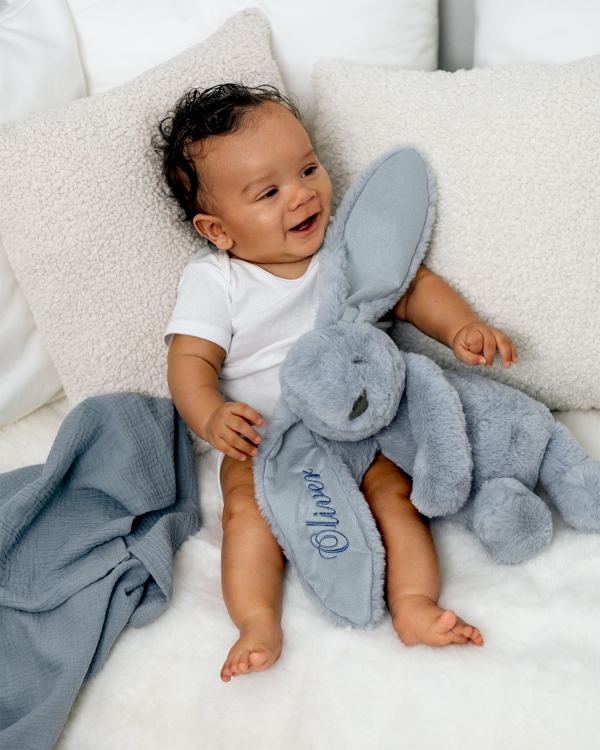 Koselig blå kosedyrkanin med navn brodert