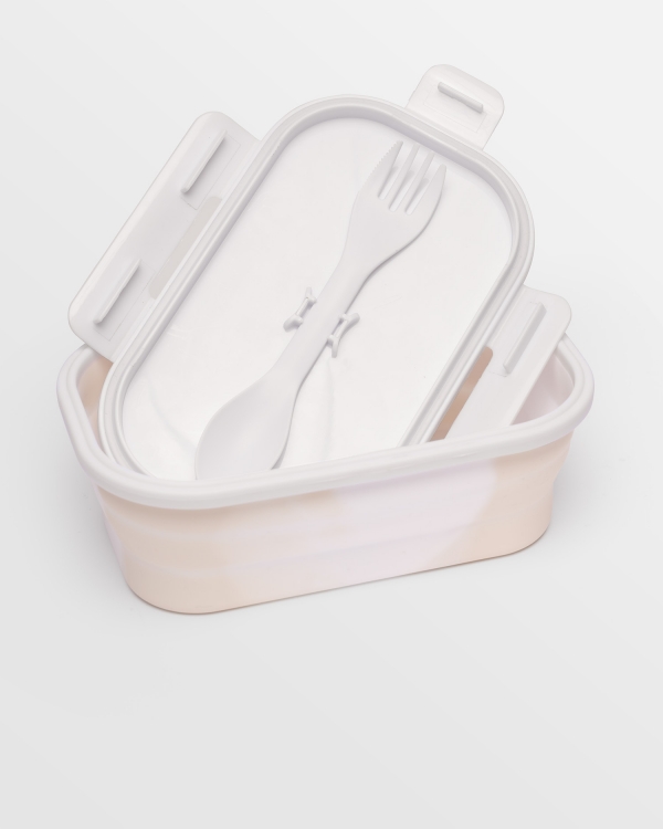 Praktisk matboks for barn med tilhørende bestikk i lokket.