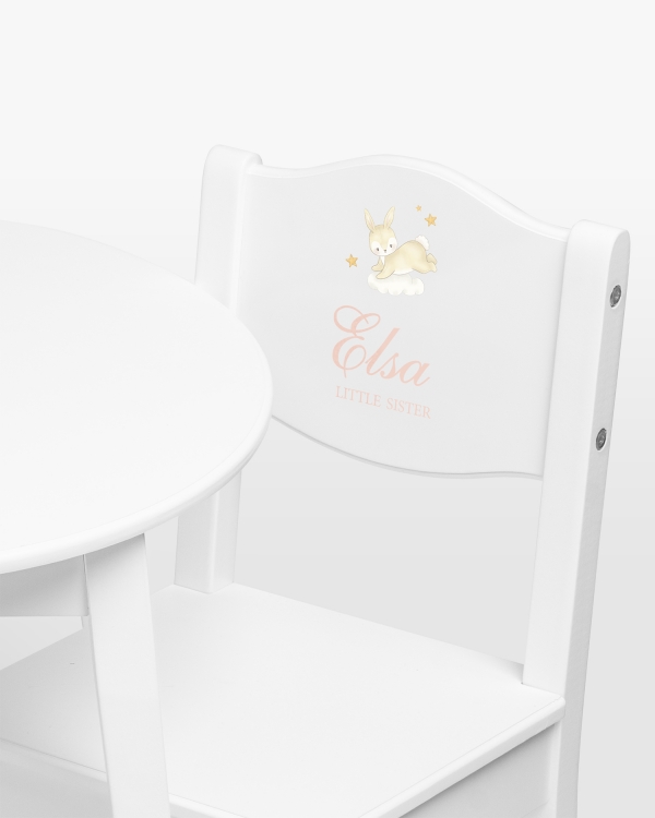 Hvit barnestol med kaninmotiv og navn og valgfri tekst