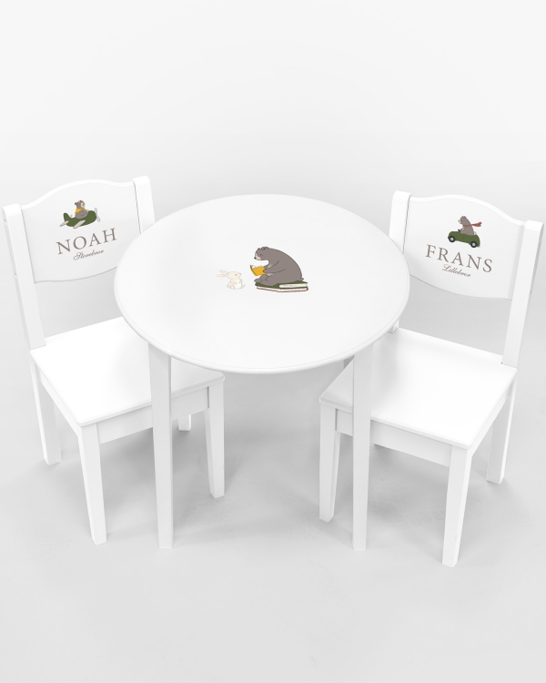 Barnbord og stoler med navn