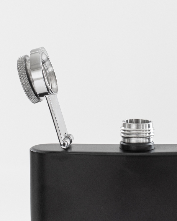 svart lommeflasken med personlig gravering