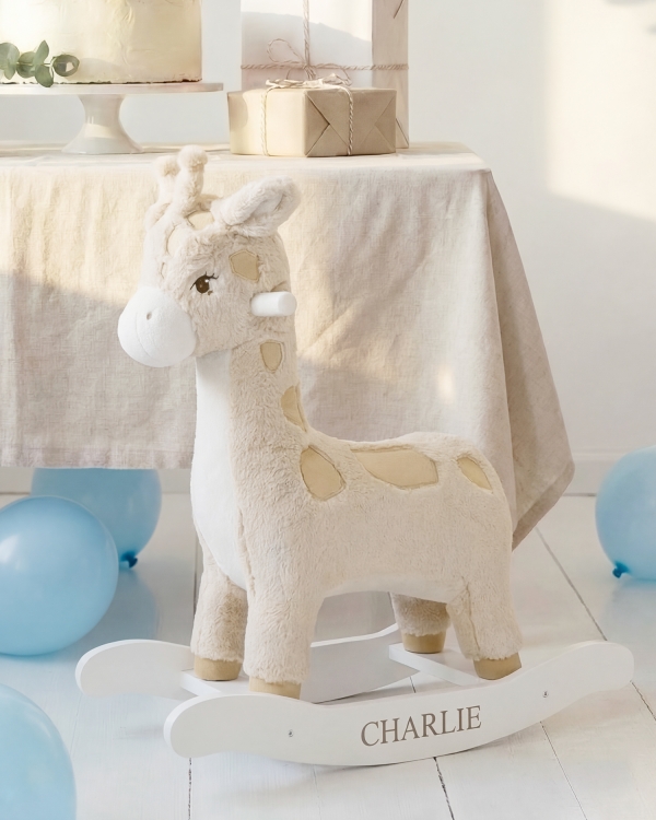 Gyngedyr i form av en giraff med navn