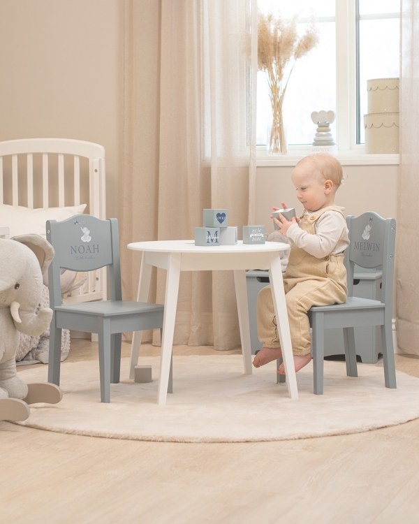 Bord og stoler med navn
