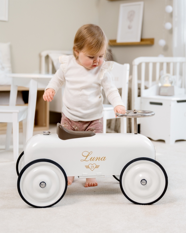 Valkoinen potkuauto henkilökohtaisella painatuksella