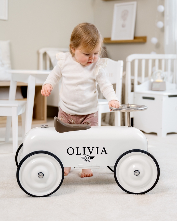 Vintage hvit sparkesykkel med personlig navn