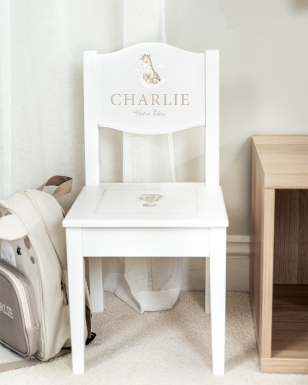 Hvit stol med personlig trykk, perfekt dåpsgave