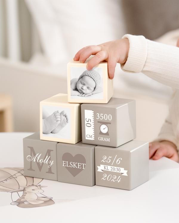 Beige blokker med personlig motiv og tekst