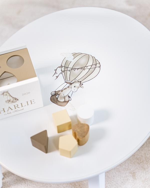 Hvitt barnebord med sjiraffmotiv