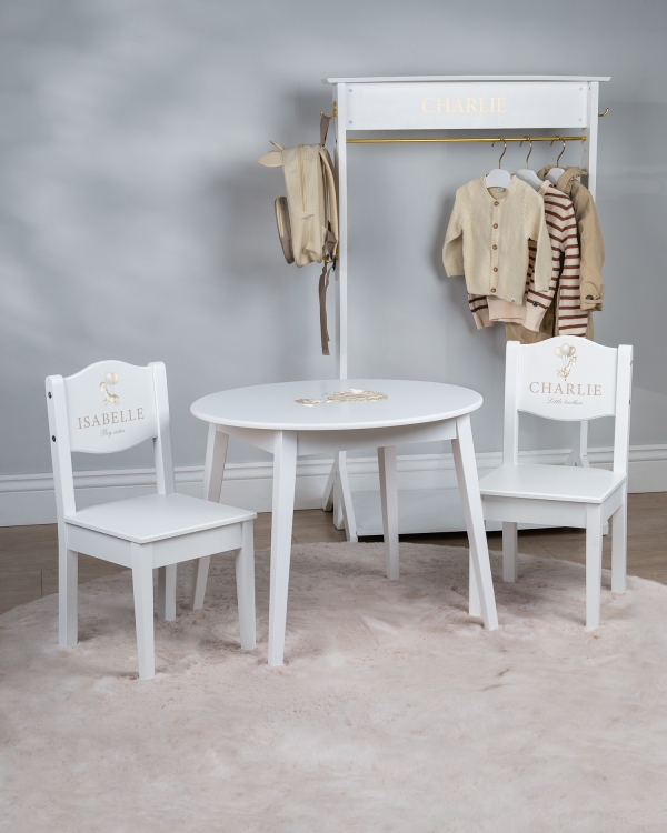 Hvit barnestol og -bord med sjiraffmotiv og navn og valgfri tekst