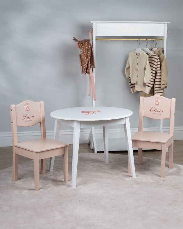 Hvitt trebord med søtt motiv til barnerommet