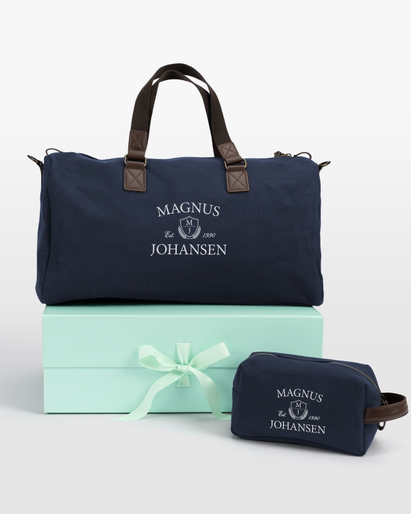 Marinblått sett med toalettmappe og duffelbag med navn