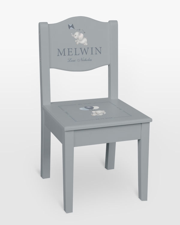 Dåpsstol med navn og fødselsopplysninger