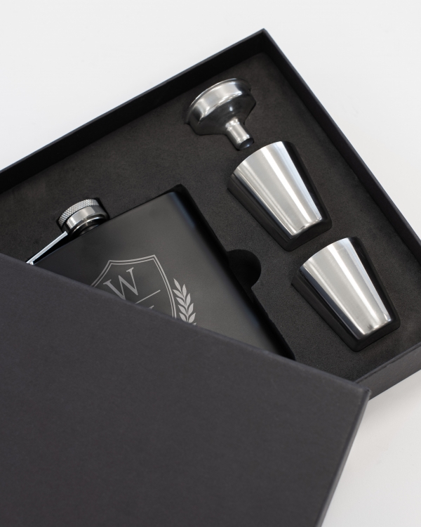 svart lommeflaske med personlig gravering