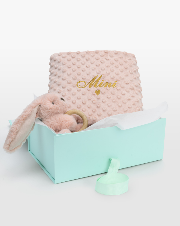 Gavesett med kosedyr med bitering og teppe med navn