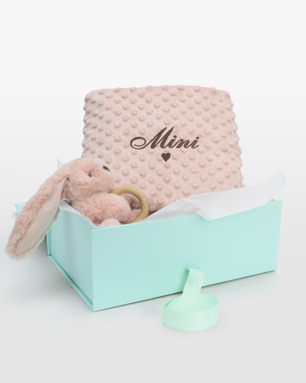 Gavesett med kosedyr og bitering samt teppe med barnets navn