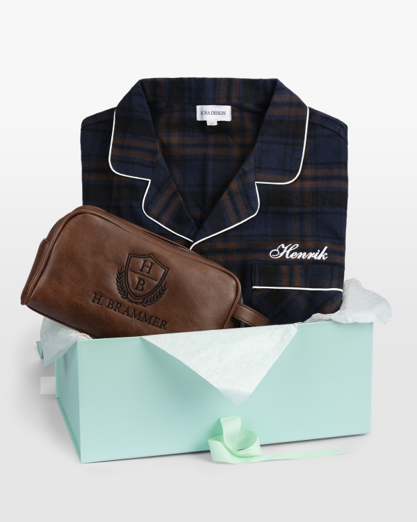 Gavesett med brodert pyjamas og necessær i brunt