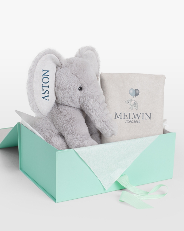 Gavesett med kosedyr og putevar med navn