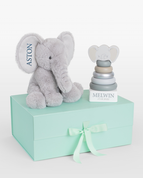 Gavesett med kosedyr og stabletårn med navn