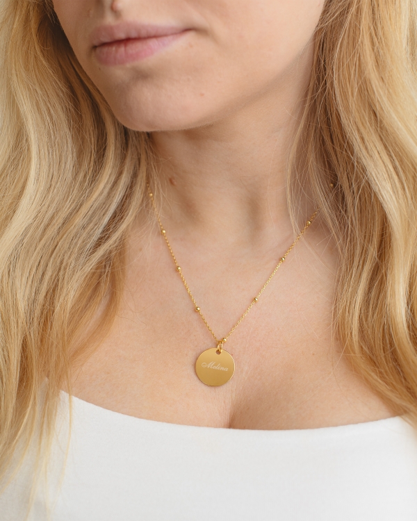 Graver et halskjede med hennes navn