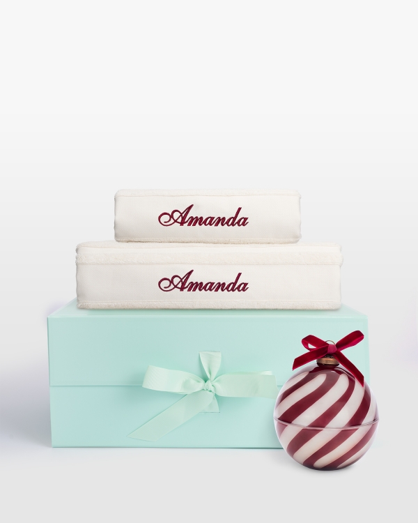 Håndklesett med 2 håndklær brodert med navn og et duftlys med juleduft