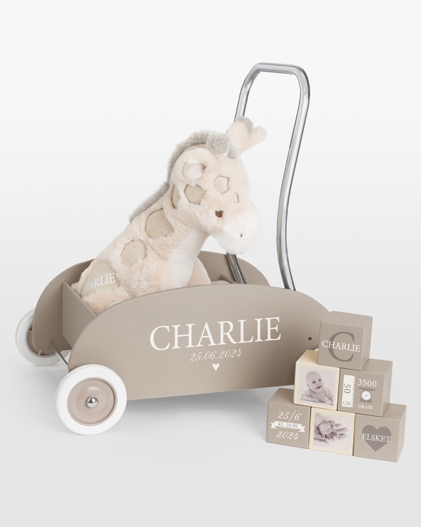 Gavesett med gåvogn, kosedyr og byggeklosser med navn