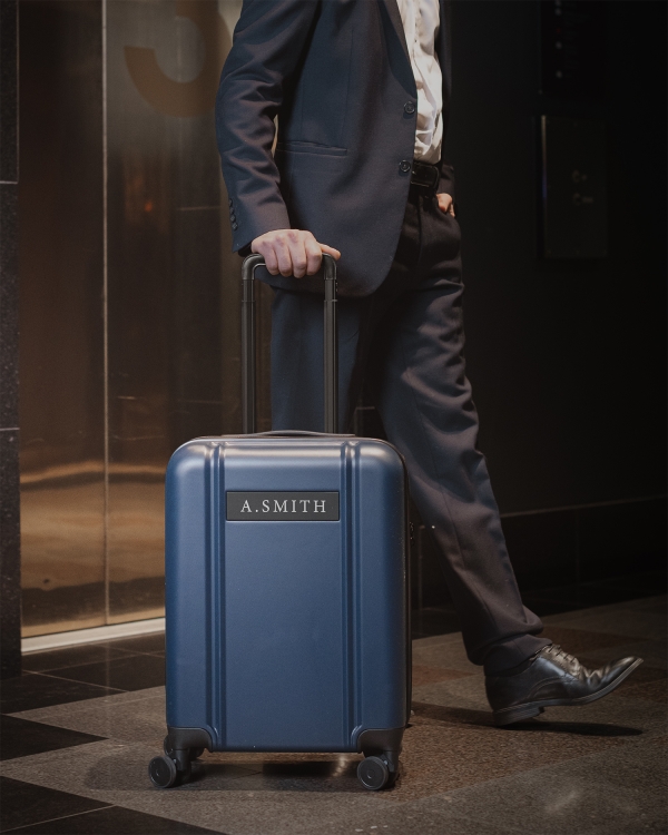 Marineblå reiseveske med gravert navn