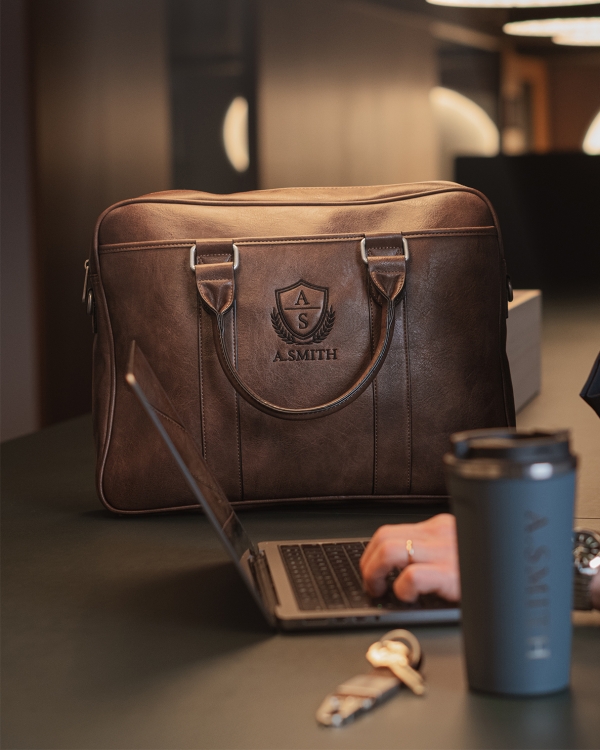 Brun laptopveske med navn, perfekt for jobb