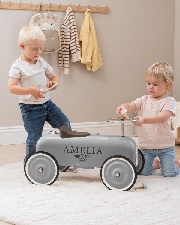 kvalitets sparkebiler i metall som trykkes med barnets navn og årstall