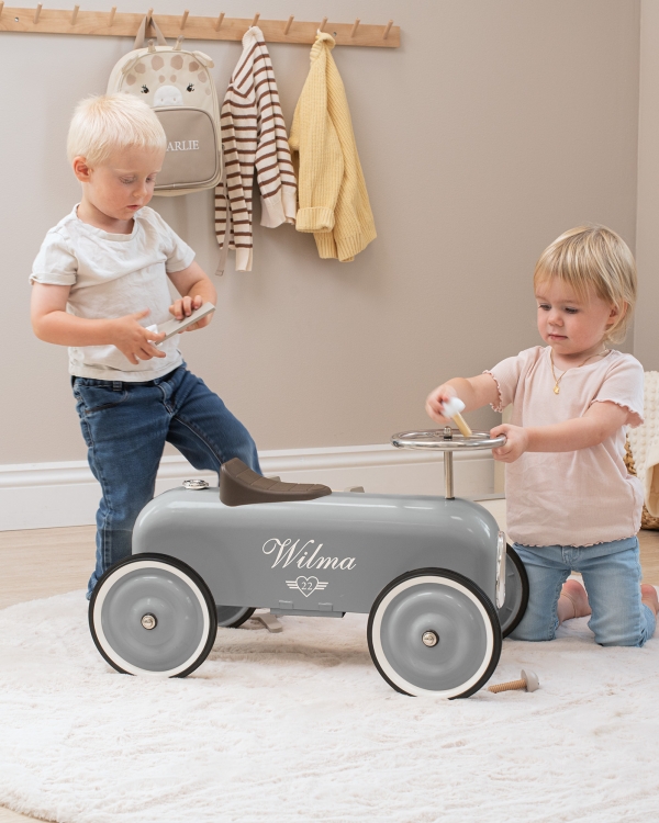 blå sparkbil i metall med navn og årstall