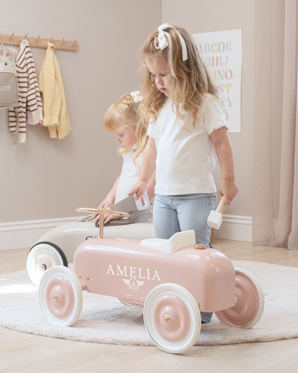 rosa sparkebil med gulldetaljer og navnedekal