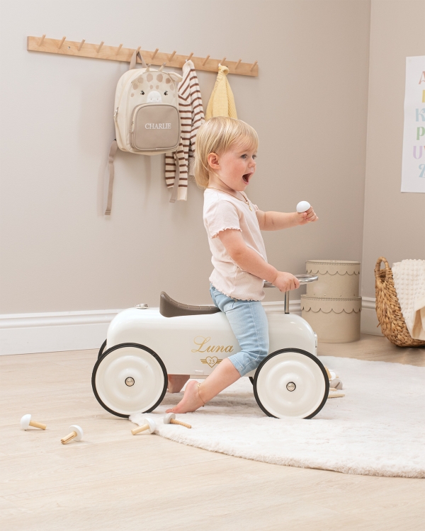 hvit sparkebil i metall som trykkes med barnets navn