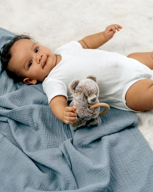 Blått muslin-teppe til baby