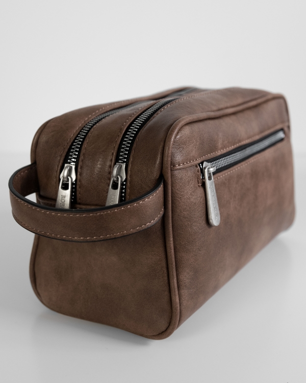 Brun toalettmappe med navn til ham