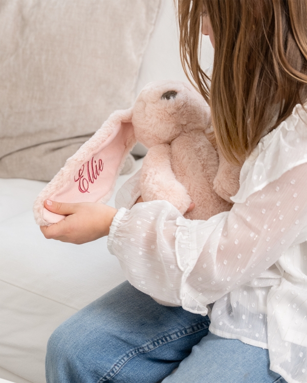 Kosedyrskanin med navn brodert.