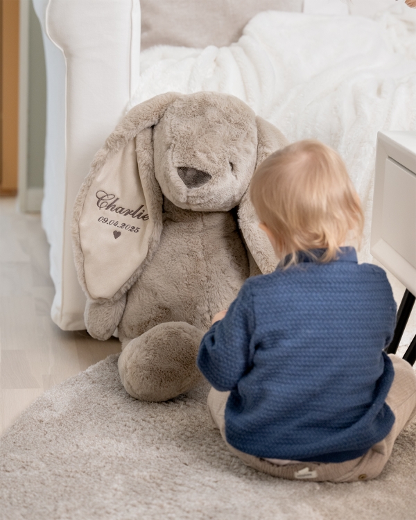 stort kosedyr med brodert navn og dato