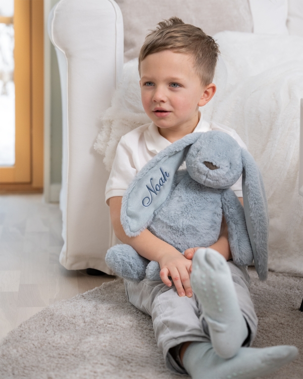 Myk, blå kosedyrkanin med brodert navn