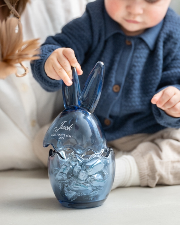 Blått glassegg til påske, med gravert navn og valgfri tekst