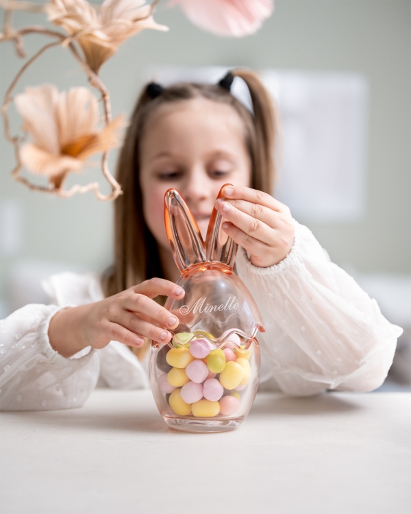 Rosa påskeegg i glass med gravert navn og valgfri tekst