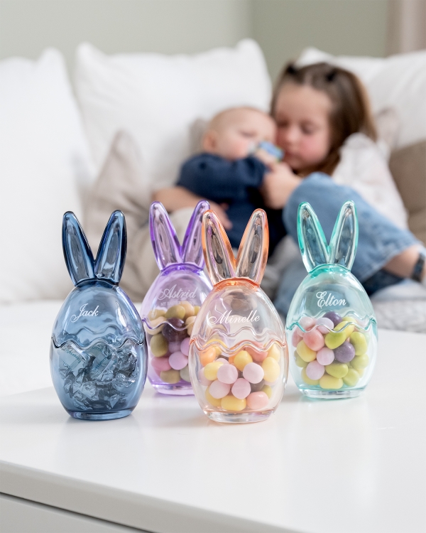 Påskeegg i glass og forskjellige farger, med brodert navn