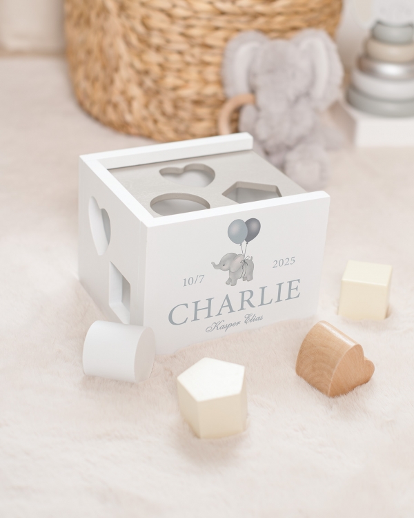 Hvit plukkeboks med tilhørende klosser, trykkes med navn og dato