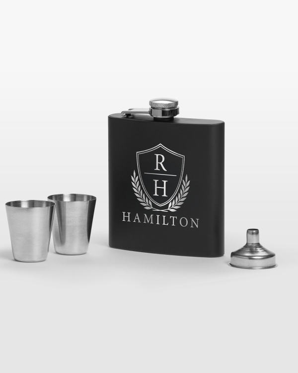 svart lommeflaske med personlig gravering