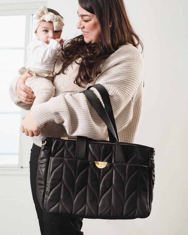 Svart stelleveske med navn