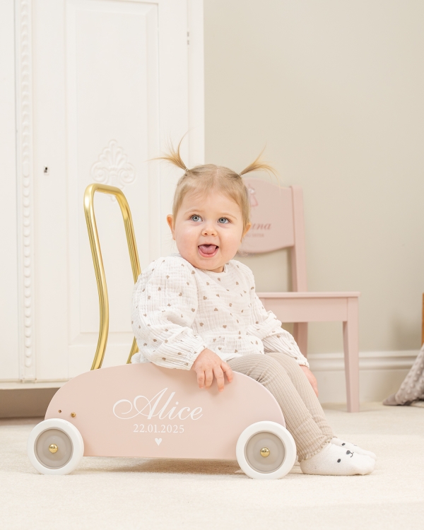 Rosa gåvogn med gullfargede detaljer og navn